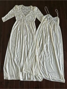 Vintage Miss Elaine White/Ivory Peignoir Set Robe Gown 1970s Medium